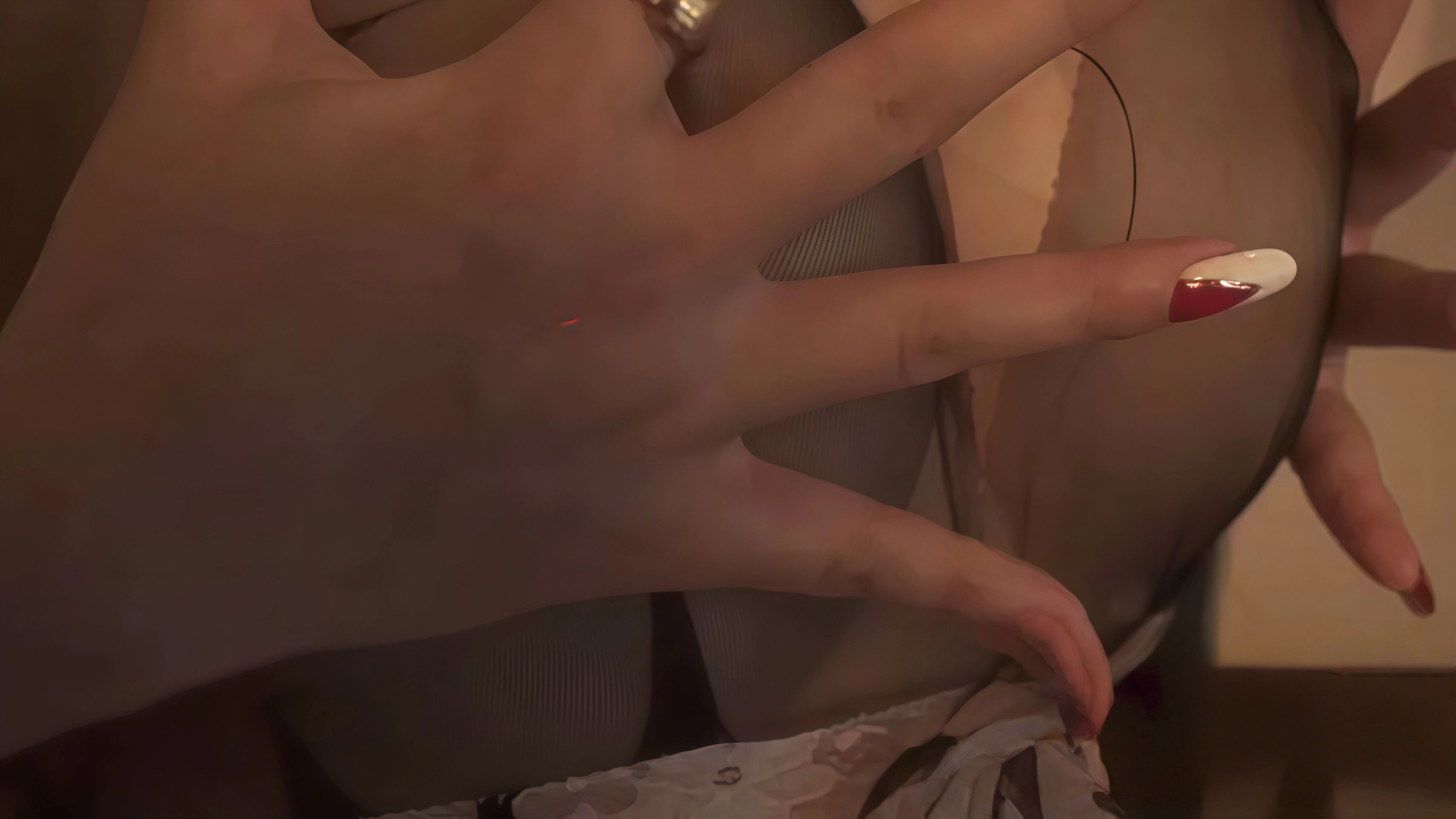 心妍小公主李妍曦喷血情趣内衣半脱近距离诱惑高清视频1080P[1v-189M-2min]