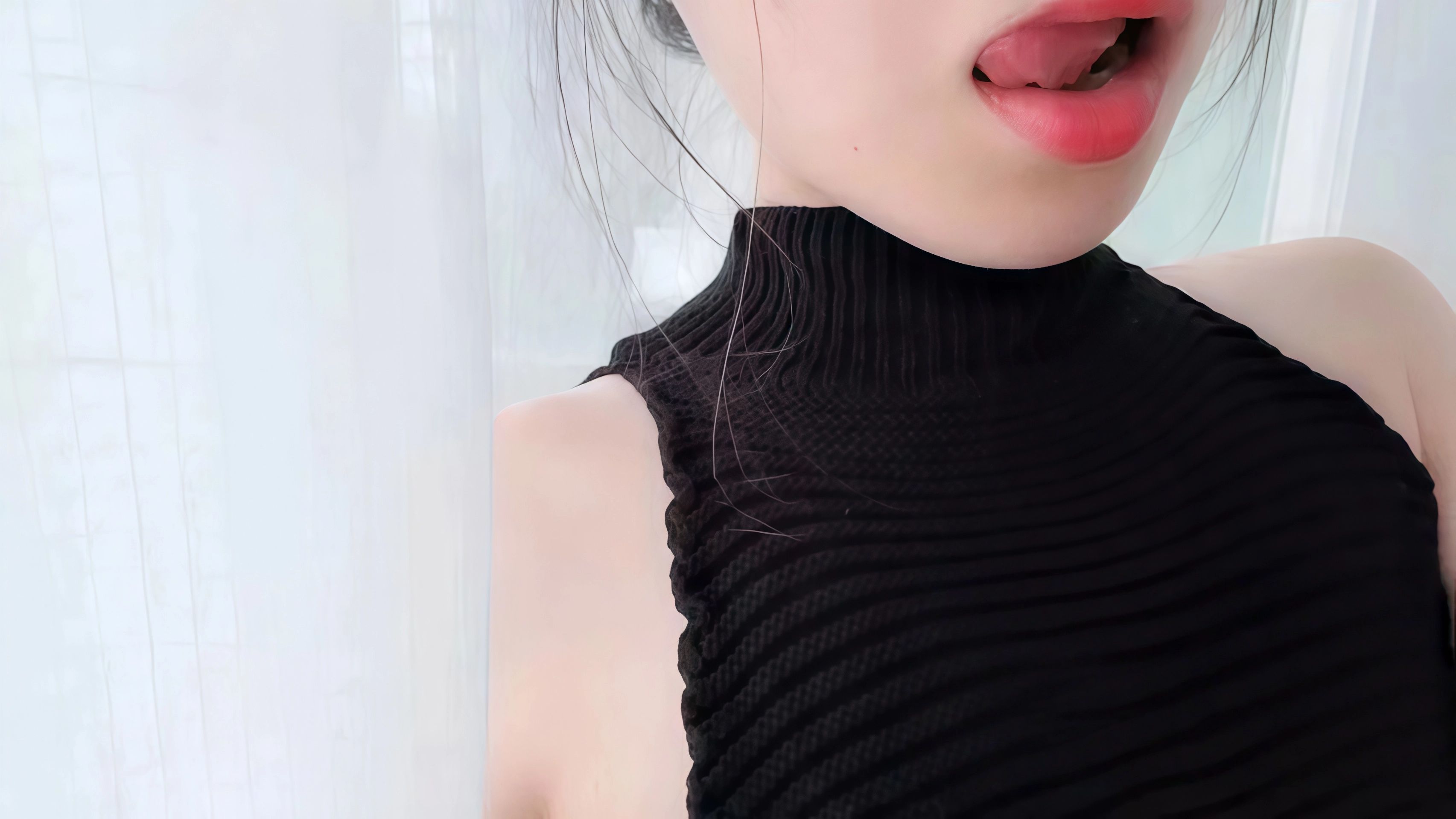 极品网红少女隔壁小姐姐之高领露背毛衣欧尼酱杀