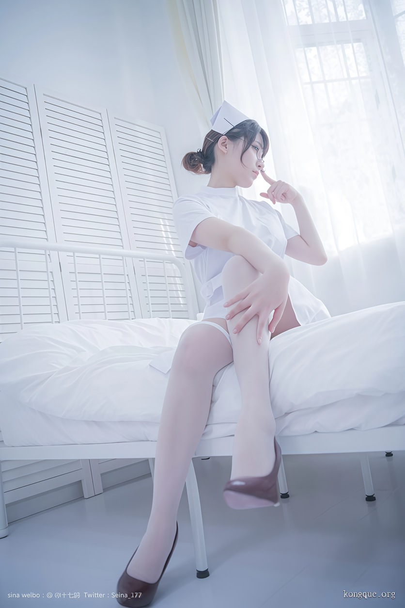 你十七鸽 – 全套4期及视频（白色护士/灰色护士/圣诞/宿醉毛衣)[1.3G]